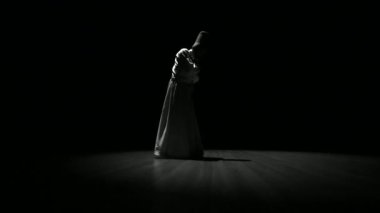 Karanlıkta dönen bir Derviş 'in görüntüsü