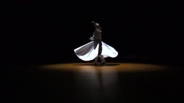 Karanlıkta dönen bir Derviş 'in görüntüsü