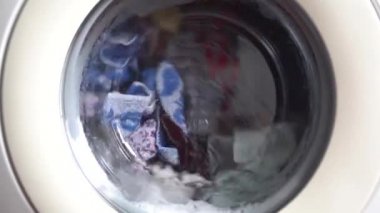 Elbiselerini temizleme zamanı.