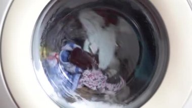 Elbiselerini temizleme zamanı.