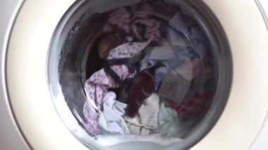 Elbiselerini temizleme zamanı.