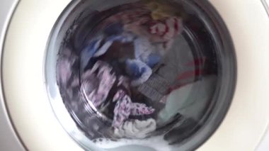 Elbiselerini temizleme zamanı.