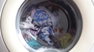 Elbiselerini temizleme zamanı.