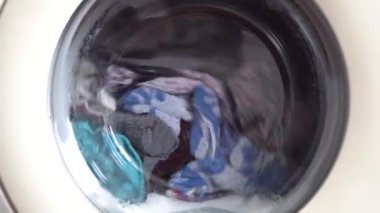 Elbiselerini temizleme zamanı.