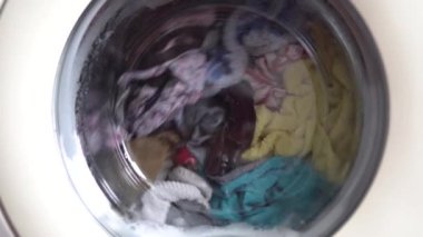 Elbiselerini temizleme zamanı.