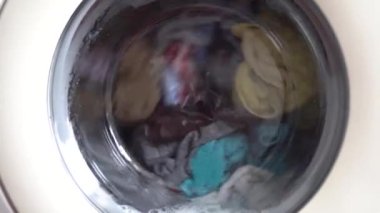 Elbiselerini temizleme zamanı.