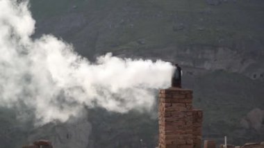 Soba kışın ısınmak için yanar.