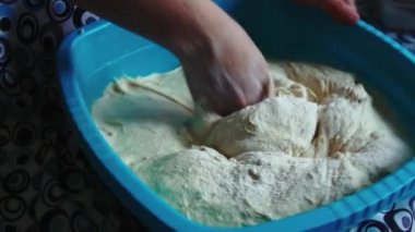 Anne çocukları için hamur yoğurur.