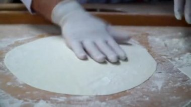 Anne çocukları için hamur yoğurur.