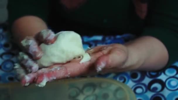 Matka Ugniata Ciasto Dla Swoich Dzieci — Wideo stockowe