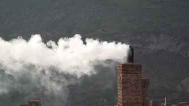 Soba kışın ısınmak için yanar.