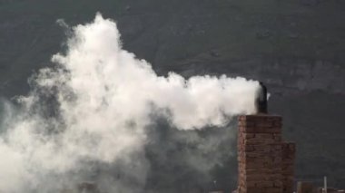 Soba kışın ısınmak için yanar.