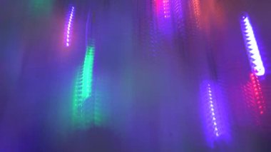 Öndeki ışıkların gergin yansımaları