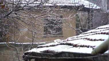 Kışın soğuk aylarında pencerede kar kristalleri oluştu.