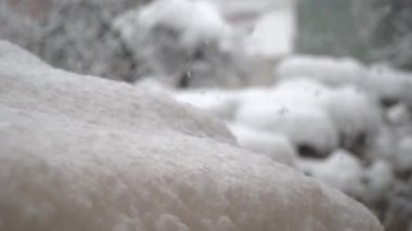 Kışın soğuk aylarında pencerede kar kristalleri oluştu.