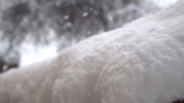 Kışın soğuk aylarında pencerede kar kristalleri oluştu.