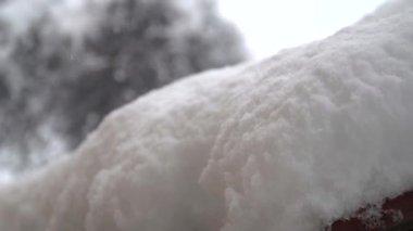 Kışın soğuk aylarında pencerede kar kristalleri oluştu.