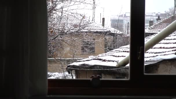 Den Kalten Wintermonaten Bildeten Sich Schneekristalle Fenster — Stockvideo