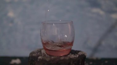 Yüksek ph değeri olan içilebilir bir su.