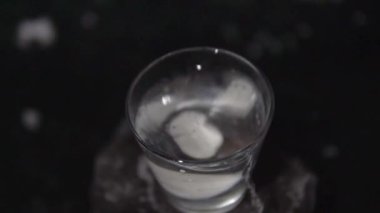 Yüksek ph değeri olan içilebilir bir su.