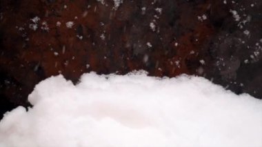 Güzel bir gün ve kar taneleri yağmaya devam ediyor..