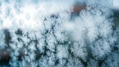 Kışın soğuk aylarında pencerede kar kristalleri oluştu.