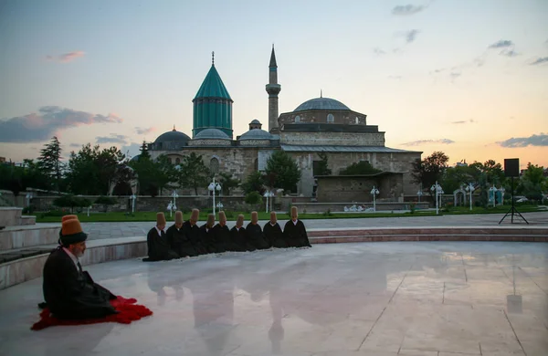 Föreställning Dervishes Virvlande Vid Religiös Ceremoni Mevlana Museum Konya Turkiet — Stockfoto