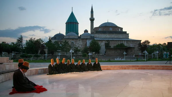 Optreden Van Derwisj Wervelend Bij Religieuze Ceremonie Mevlana Museum Konya — Stockfoto