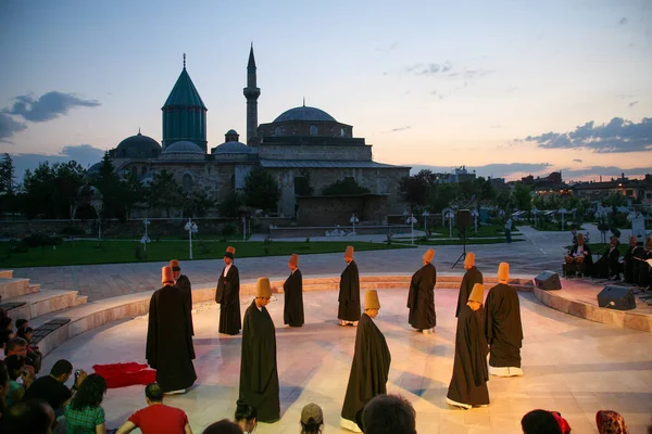 Optreden Van Derwisj Wervelend Bij Religieuze Ceremonie Mevlana Museum Konya — Stockfoto