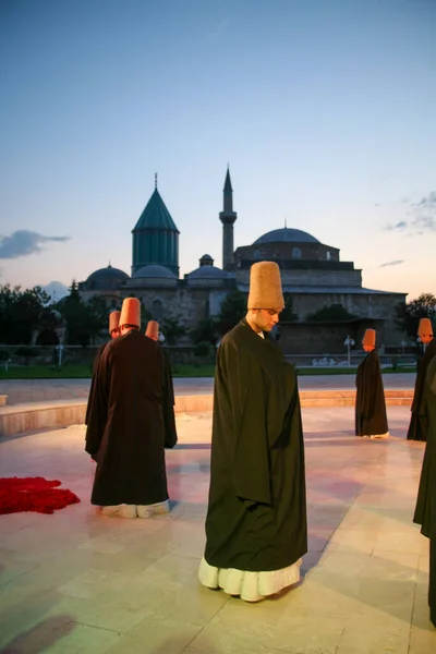 Realização Dervixes Rodopiando Uma Cerimônia Religiosa Museu Mevlana Konya Turquia — Fotografia de Stock