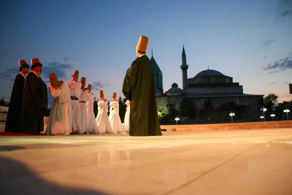 Föreställning Dervishes Virvlande Vid Religiös Ceremoni Mevlana Museum Konya Turkiet — Stockfoto