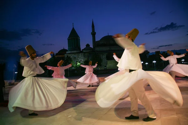 トルコ共和国コニャのメブラナ美術館での宗教儀式で回転する小悪魔のパフォーマンス 2009 — ストック写真
