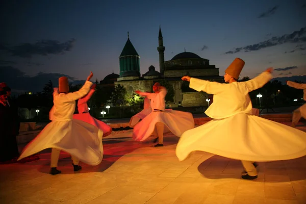 2009年7月10日在土耳其科尼亚Mevlana博物馆举行的一个宗教仪式上 表演了令人毛骨悚然的闹剧 — 图库照片