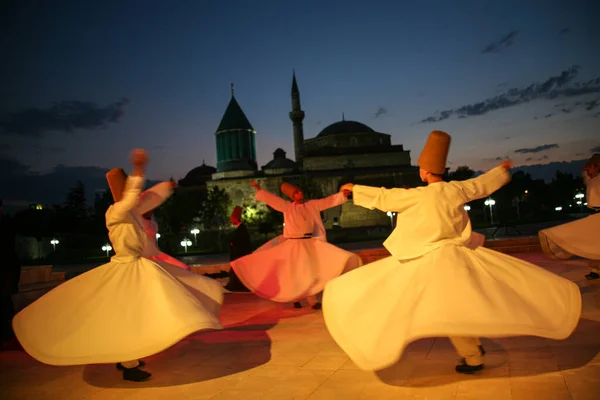2009年7月10日在土耳其科尼亚Mevlana博物馆举行的一个宗教仪式上 表演了令人毛骨悚然的闹剧 — 图库照片