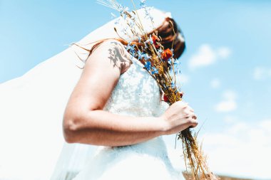 Genç kız evleniyor.