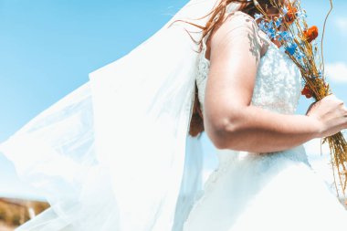 Genç kız evleniyor.