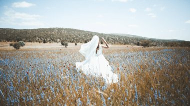 Genç kız evleniyor.