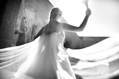 Genç kız evleniyor.