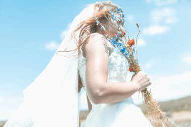 Genç kız evleniyor.