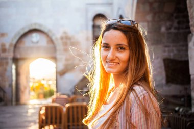 Baharda kır çiçeklerinde manken çekimi.