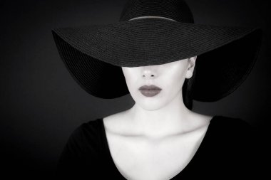 Siyah üzerine kadın modeli.