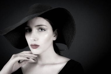Siyah üzerine kadın modeli.