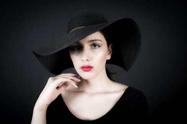 Siyah üzerine kadın modeli.
