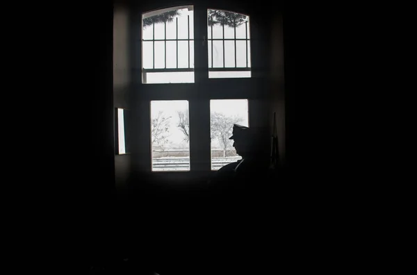 Εικόνα Σιλουέτα Του Σταθμού Συνοδός Κοιτάζοντας Παράθυρο — Φωτογραφία Αρχείου