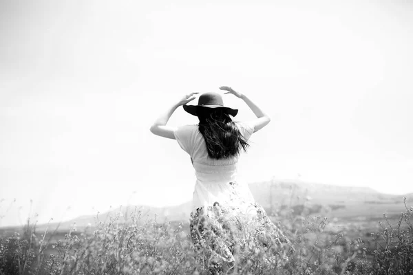 Modelo Femenino Fotografía Entre Flores — Foto de Stock