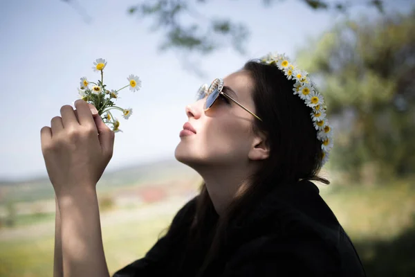 Çiçekler Arasında Kadın Model Fotoğrafçılık — Stok fotoğraf