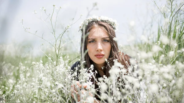 Kobieta Model Fotografia Między Kwiatami — Zdjęcie stockowe