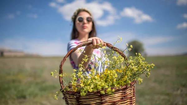 Çiçekler Arasında Kadın Model Fotoğrafçılık — Stok fotoğraf