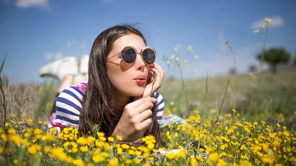 Çiçekler Arasında Kadın Model Fotoğrafçılık — Stok fotoğraf