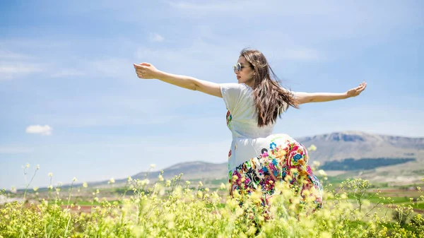 Modelka Fotografie Mezi Květinami — Stock fotografie